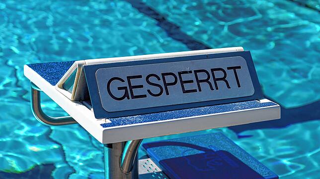Bild : Das Badevergnügen ist schon wieder vorbei: Ordnungsamt untersagt die Hallenbadvermietung