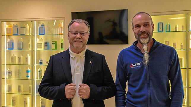 Alfred Hogeback (links) ist Gründer und geschäftsführender Gesellschaft der Firma Alpro Medical in Peterzell. Rechts Geschäftsführer ...