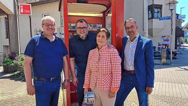 Der Bad Säckinger Bürgermeister Alexander Guhl, Thomas Ays vom Tourismus- und Kulturamt Bad Säckingen, Nicola Vonhof von der Hotzenwald ...