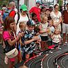 Formel-1-Gefühle weckte bei den Kindern eine Carrera-Rennstrecke vor einem Spielwarengeschäft.