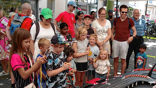 Formel-1-Gefühle weckte bei den Kindern eine Carrera-Rennstrecke vor einem Spielwarengeschäft.