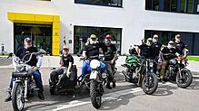 Harte Jungs mit gutem Herz auf schweren Bikes: Die Teilnehmer der Barbersride-Tour, die Geld für kranke Kinder sammeln, vor der Firma ...