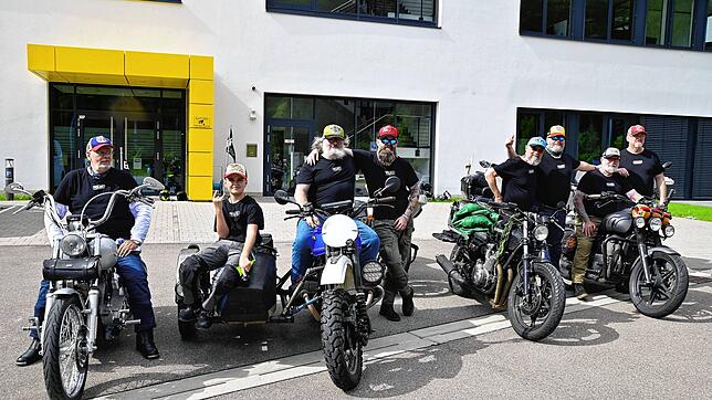 Harte Jungs mit gutem Herz auf schweren Bikes: Die Teilnehmer der Barbersride-Tour, die Geld für kranke Kinder sammeln, vor der Firma ...