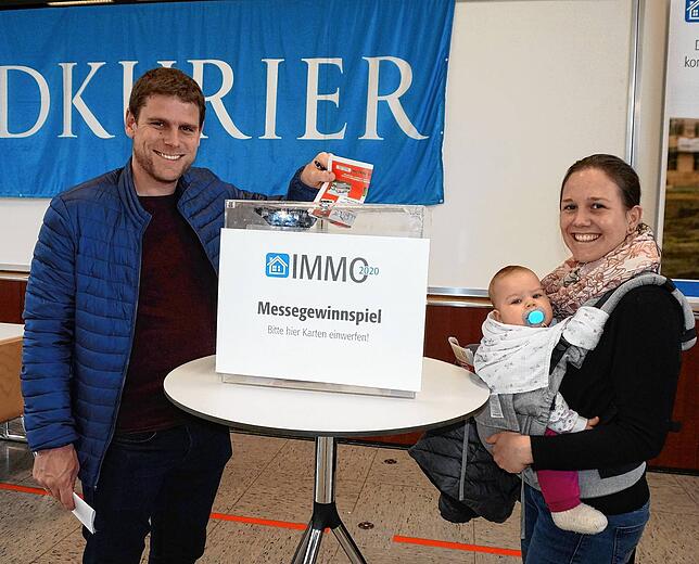 Schnell einwerfen: Die Chance, beim Immo-Gewinnspiel einen Einkaufsgutschein zu gewinnen, lässt sich die Familie Martini aus Albbruck ...
