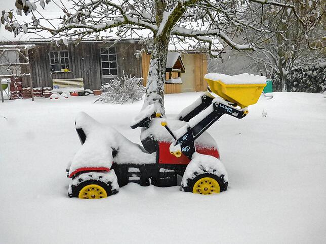 Der Bagger in diesem Garten in Bergalingen schippt keine Erde, sondern Schnee.