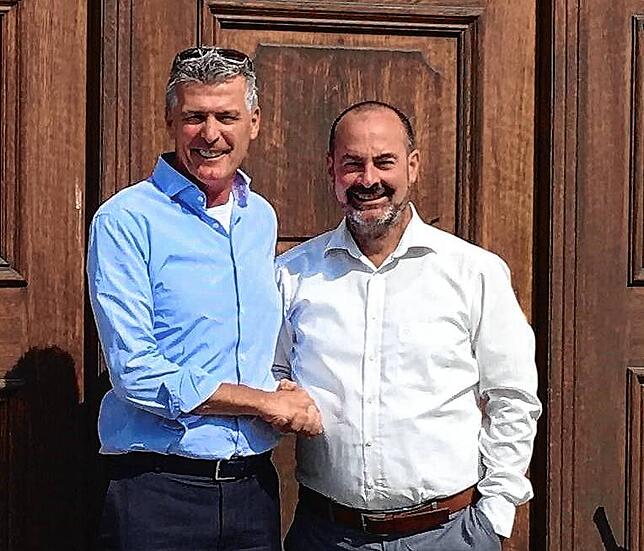 Heiligenbergs Bürgermeister Frank Amann (links) und Investor Alexander Weber (rechts) beim Händedruck nach Abschluss des Kaufvertrags 2019.