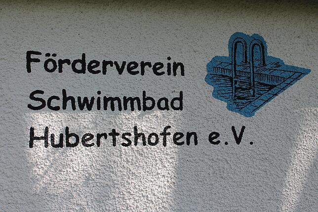 Unser Bild zeigt den Schriftzug an der Schwimmbad-Fassade in Hubertshofen.