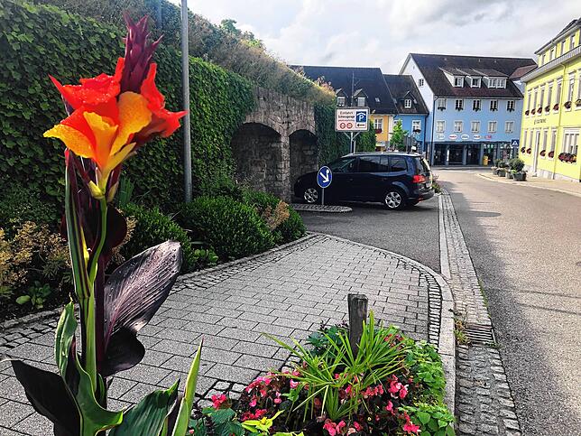 Ein Auto fährt in die Schlossgarage in Tiengen.