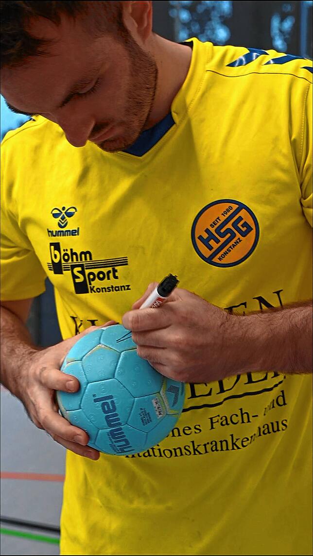 Bei einer großen Verlosungsaktion gibt es beim SÜDKURIER-Spieltag zehn von der ersten Mannschaft handsignierte Handbälle zu gewinnen.