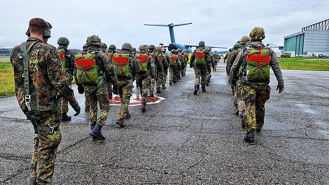 Im April hatten sich Soldaten auf den Absprung vorbereitet. Witterungsbedingt musste die Maschine damals allerdings umkehren.