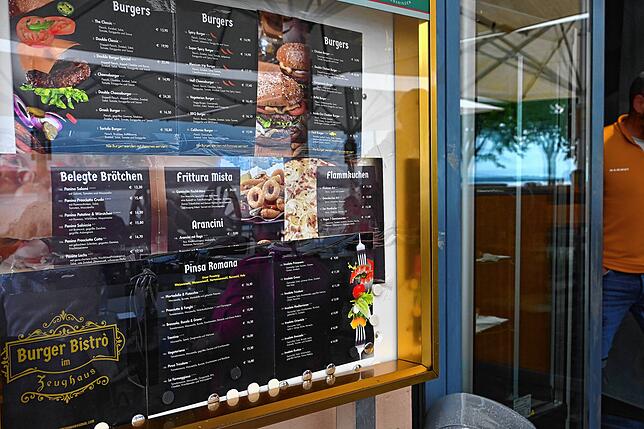 Das Menü kombiniert Hamburger mit italienischen Spezialitäten wie Arancini oder Antipasti.