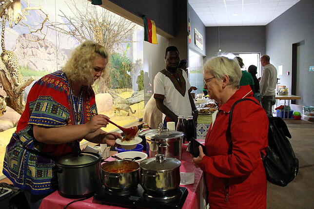 Die Gäste konnten sich durch die spezialitäten aus Gambia, Ghana, Uganda und aus Kamerun durchprobieren. Am Stand von Lisa Sanneh gab es ...