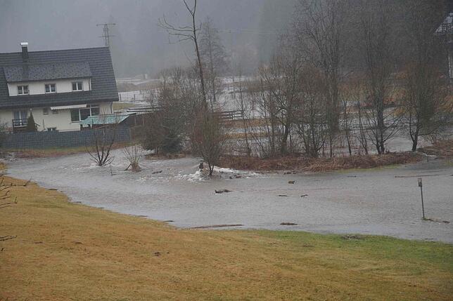 Bild 1: Land unter im Bregtal &ndash; Feuerwehren sind im Einsatz