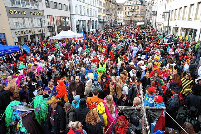 Noch nicht einmal ein Jahr her und doch ein Bild aus anderen Zeiten: Tausende Narren bei der SÜDKURIER-Straßenfasnacht auf der ...