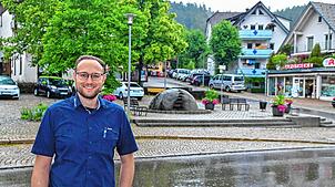 Tobias Haas vor dem Tennenbronner Dorfplatz. Er ist mit seiner Heimatgemeinde fest verwurzelt.