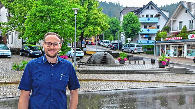 Tobias Haas vor dem Tennenbronner Dorfplatz. Er ist mit seiner Heimatgemeinde fest verwurzelt.