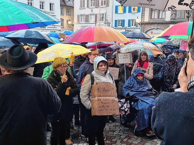 Bild 10: Mehr als 700 Menschen demonstrieren für mehr Menschlichkeit und Toleranz