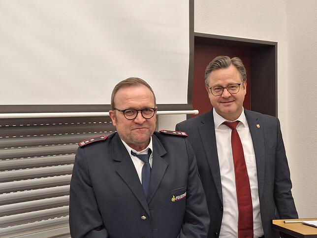 Eindrucksvoll im Amt bestätigt: Gratulation vom Bürgermeister für Gesamtkommandant Markus Endres.