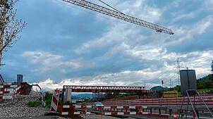 Das Grundgerüst der Wildtierbrücke über der Autobahn in Zeiningen steht bereits.