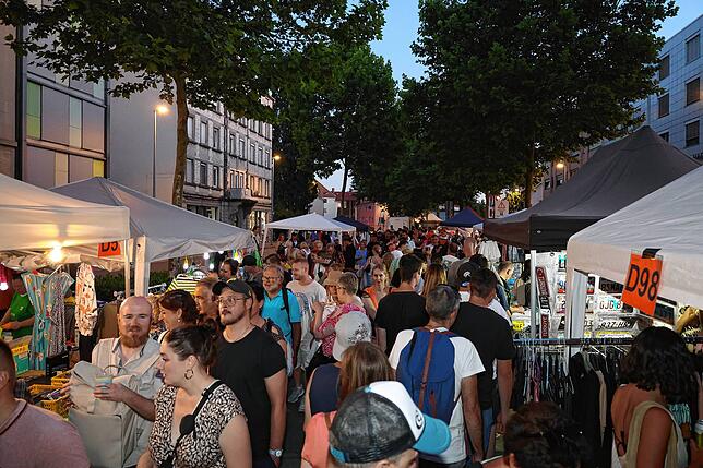 Bild 7: Die Massen strömen zum großen Flohmarkt. Hier gibt‘s die Fotos aus Konstanz