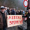 Immer wieder zeigten Anwohner aus der Region öffentlichkeitswirksam, was sie von der Sperrung der Albtalstrecke halten.