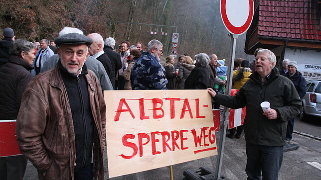 Immer wieder zeigten Anwohner aus der Region öffentlichkeitswirksam, was sie von der Sperrung der Albtalstrecke halten.