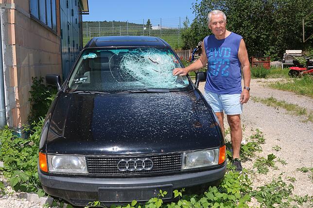 Peter Braun kann über diese sinnlose Tat nur den Kopf schütteln: Sein treuer Audi, mit dem er 28 Jahre gefahren ist und der demnächst ...