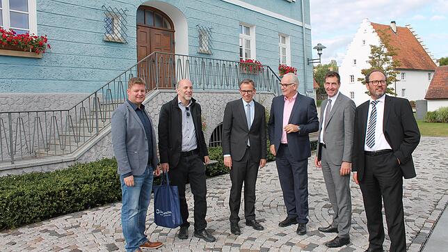 Außerordentlich gelungen ist die neue Ortsmitte in Aasen mit ihrem Kopfsteinpflaster, die in den letzten Jahren in drei Bauabschnitten ...