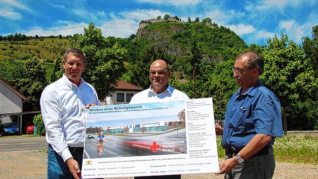 Normen Küttner (stellvertretender Betriebsratsvorsitzender), José da Silva (Leiter des Rettungsdienstes) und Paulo Santos (Betriebsrat) ...