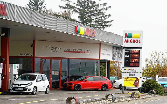 An der Tankstelle in Trasadingen kurz vor dem Grenzübergang nach Erzingen kostet der Liter Super 95 derzeit 1,72 Schweizer Franken, ...