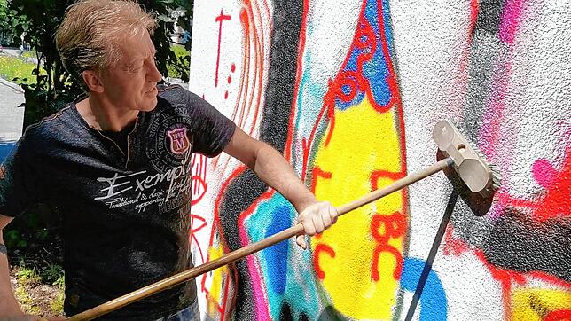 Bereits im August 2020 musste Rolf Breu Grafitti-Schmierereien an seinem Kiosk entfernen. Für alle Schäden an dem Kiosk muss Breu selbst ...