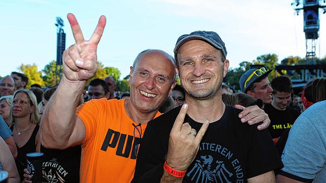 Bild 6: Die Toten Hosen geben sich in Konstanz die Ehre. Fotos aus dem ausverkauften Stadion