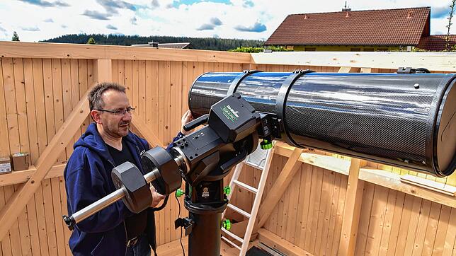 Jörg Zimmermann an seinem Teleskop in seiner eigenen Sternwarte in Peterzell. Damit kann er in ferne Galaxien blicken. An seinem Hobby ...