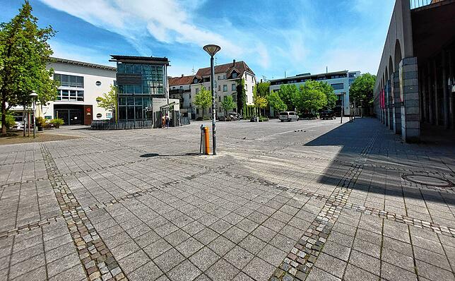 Wegen der Tiefgarage sind die Möglichkeiten für den Augustinerplatz eingeschränkt. Die Stadt will in diesem Sommer probeweise Schirme ...