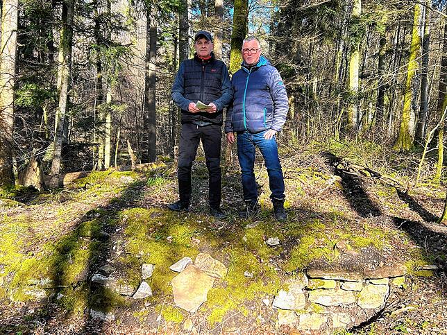 Manfred Gaiser (links) und Helfer untersuchen und vermessen die alten Grundmauern des Wohnturms.
