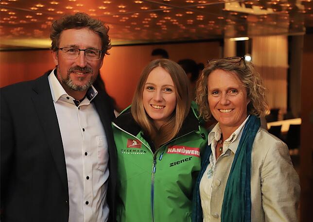Anne Katharina Heßler mit ihren Eltern Wendy Gessner und Alexander Keßler bei der Sportlerehrung 2019 in Überlingen.