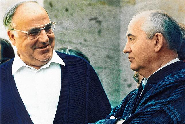 Treffen in Strickjacken: Helmut Kohl (links) im Gepräch mit Michail Gorbatschow. Beim Arbeitsbesuch im Kaukasus wurden die Modalitäten ...