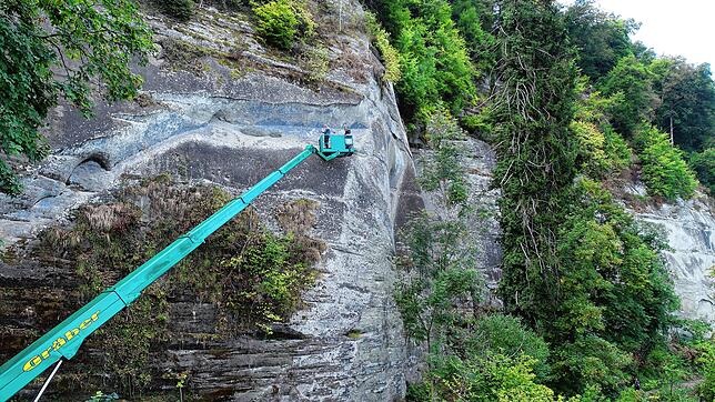 Im Januar 2019 gab es mal eine Untersuchung am Mondfels. Stück für Stück wanderte der Telekopskorb in bis zu 40 Metern Höhe am ...