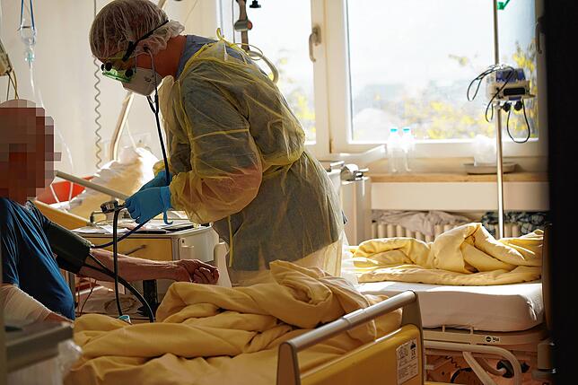 Kommt ein Patient mit Corona-Verdacht an, wird ein Schnelltest noch im Rettungswagen gemacht. Ist der Patient positiv, entscheidet ein ...