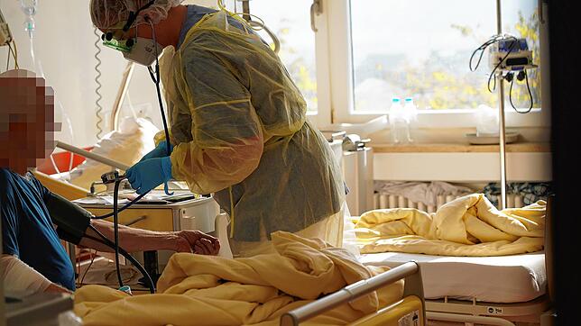 Kommt ein Patient mit Corona-Verdacht an, wird ein Schnelltest noch im Rettungswagen gemacht. Ist der Patient positiv, entscheidet ein ...