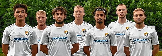 Jugend forsch(t): Abgesehen von Janne Hass (Zweiter von links) und Sinan Tetik (rechts daneben, der in den Landesliga-Kader rückt, ...