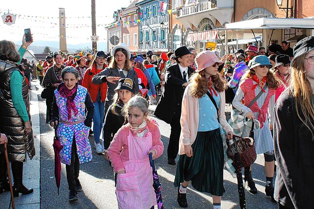 Bild 5: Kinderumzug und Setzen des Kindernarrenbaums in Stockach (Teil 1)