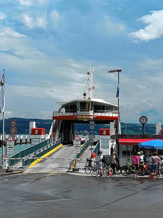 Nichts geht mehr: Das 14. Fährschiff der Stadtwerke Konstanz, die Flüssiggasfähre Richmond, kann mitten im Betrieb plötzlich nicht mehr ...