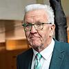Winfried Kretschmann, aufgenommen im Landtag in Stuttgart. Kretschmann blickt mit Sorge auf 2025