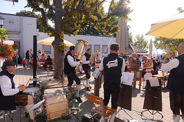 &bdquo;Tuad guad&ldquo; aus Ravensburg spielen nach der Eröffnung durch den Seehasenfanfarenzug zum Frühschoppen auf.