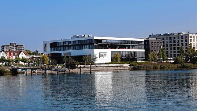Wird das Bodenseeforum doch noch zum zweiten Corona-Impfzentrum im Landkreis neben Singen? Der Gemeinderat hat sich dafür ausgesprochen, ...