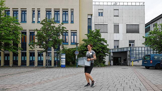 Abtransport der letzten Utensilien: Desiree Buder, Sekretärin aus der Geriatrie des Radolfzeller Krankenhauses, mit einer Kiste auf dem ...
