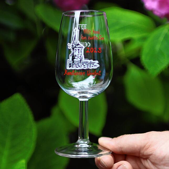 Das Glas für das Weinfest 2023 watet dieses Jahr mit einem besonderen Schriftzug auf. „Mir hond kon zweite See“ ist darauf ...