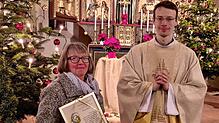 Pfarrer Thomas Stricker würdigt die Jubilarin Gisela Meyer, auch für deren großen Einsatz für den Kirchenchor. Bild: Kirchenchor ...