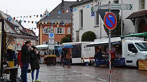 Soll der Wochenmarkt in der Marktstraße (im Bild) bleiben oder stattdessen in die Hauptstraße wechseln, in direkter Nachbarschaft zum ...